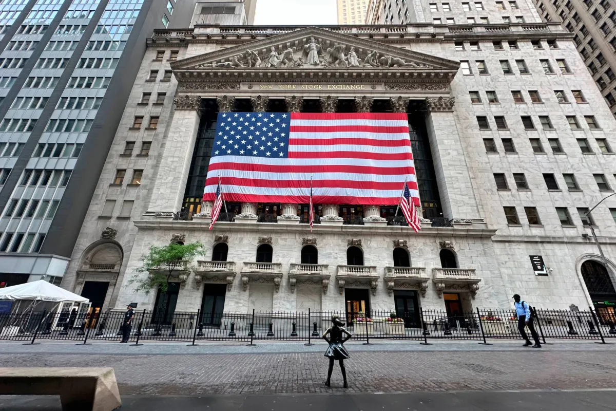 وول ستريت تستعيد أكثر من نصف خسائرها بدعم نتائج مايكروسوفت