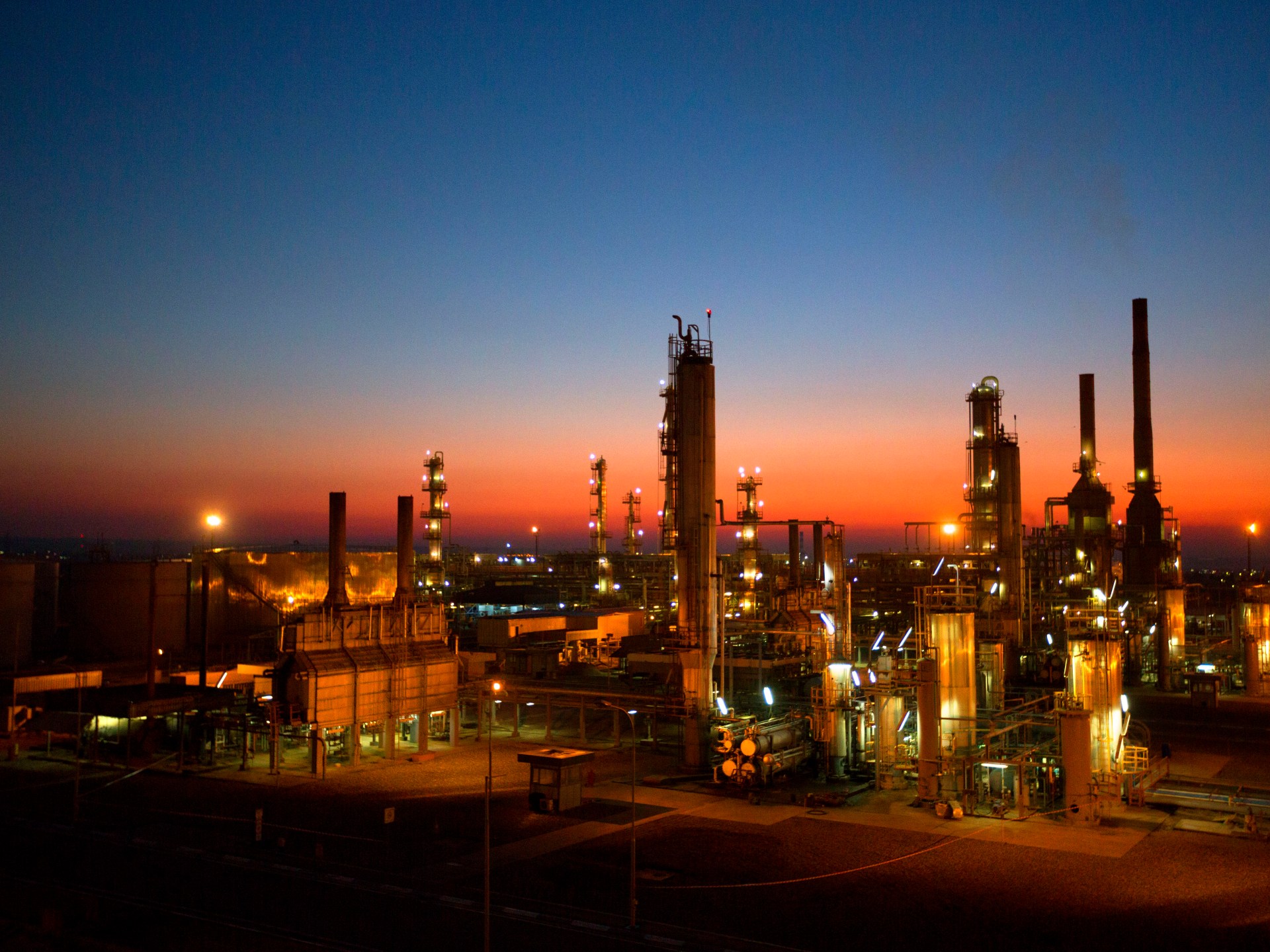 مسيرات تستهدف محيط مطار بغداد ومصفاة نفط ومقار دبلوماسية بأربيل