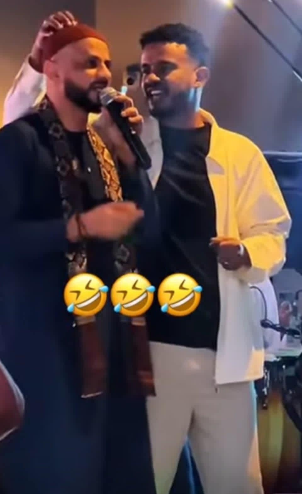 شاهد بالصور والفيديو.. الفنان حسين الصادق ينزع الطاقية من رأس زميله ود راوة ويرتديها أثناء تقديم الأخير وصلة غنائية في حفل حاشد بالسعودية وساخرون: إنصاف مدني النسخة الرجالية