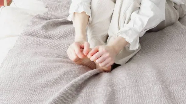 متى تكون برودة أصابع اليدين والقدمين علامة على مشكلة صحية