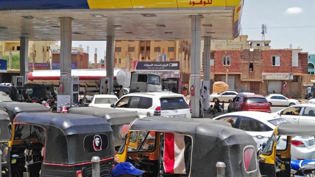 قرار مفاجئ في الخرطوم بشأن الغاز والجازولين