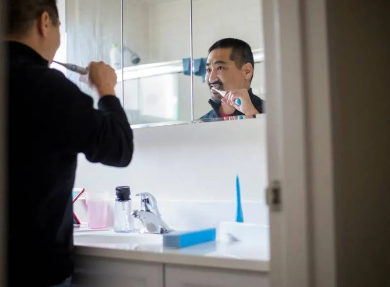 خبراء صحة الأسنان: روتين بسيط لتنظيف الأسنان قد يقلل خطر الخرف