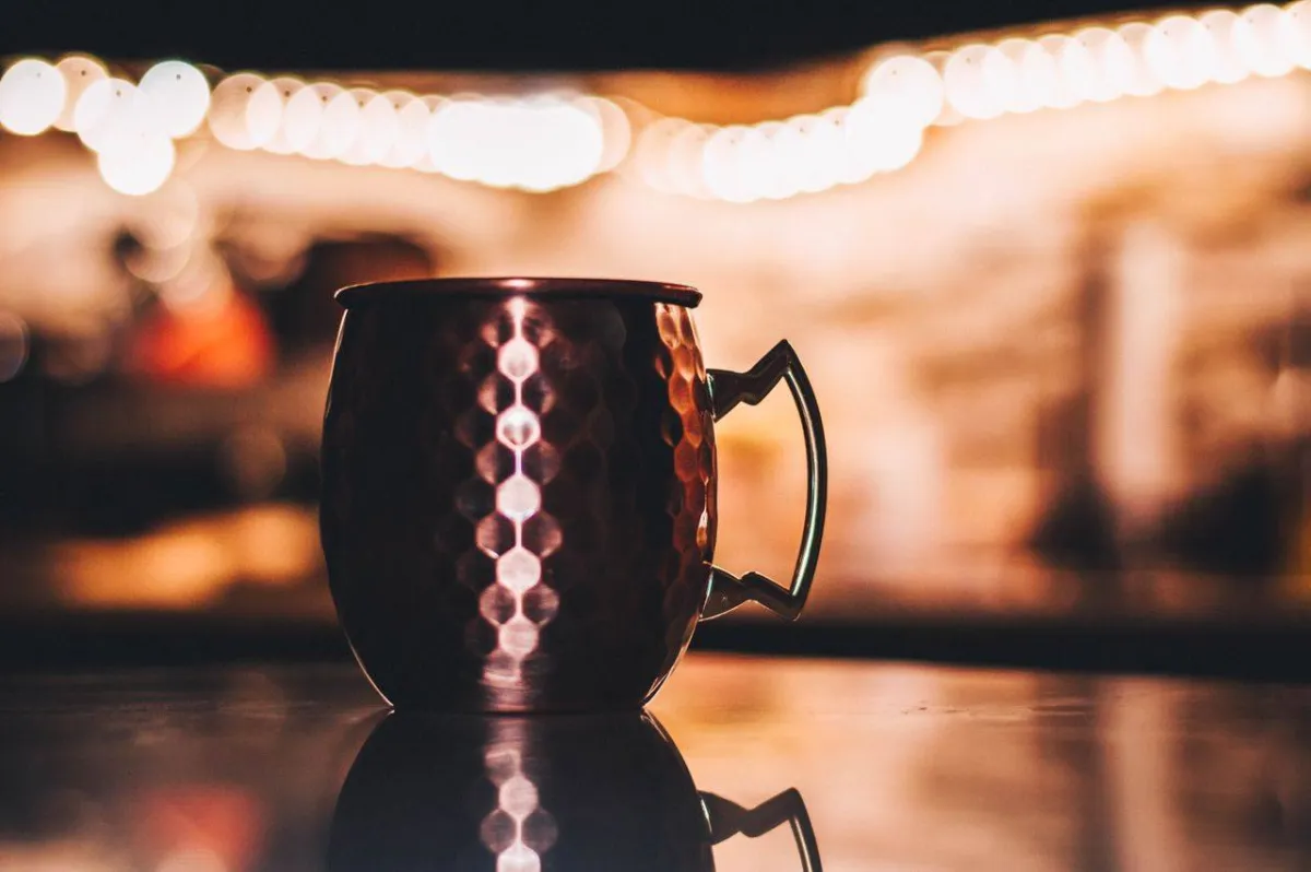 موضة الأكواب النحاسية تجتاح مواقع التواصل... فوائد حقيقية أم خطر صحي