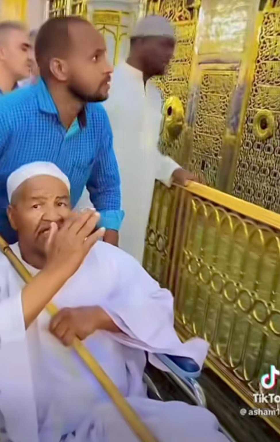 شاهد بالصورة والفيديو.. نجم السوشيال ميديا حماد عبد الله يظهر في الحجرة الشريفة بالمسجد النبوي وهو يتضرع بالدعاء020 شاهد بالصورة والفيديو.. نجم السوشيال ميديا حماد عبد الله يظهر في الحجرة الشريفة بالمسجد النبوي وهو يتضرع بالدعاء