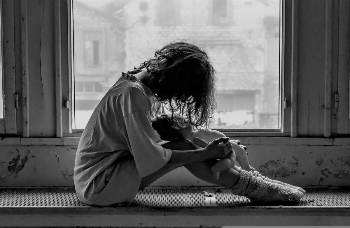 ما الفرق بين الحزن الطبيعي والاكتئاب ومتى تطلب المساعدة