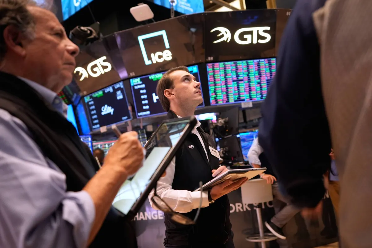 وول ستريت ترتفع مع تراجع أسعار النفط وعوائد السندات