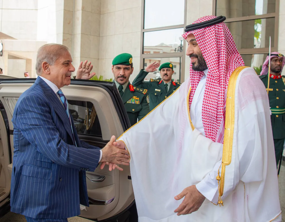 ولي العهد السعودي يلتقي رئيس الوزراء الباكستاني في مكة المكرمة