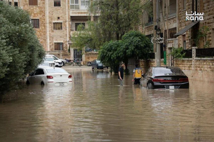 أمطار الصيف تفاجئ السوريين وسط مخاوف من موجة فيضانات جديدة