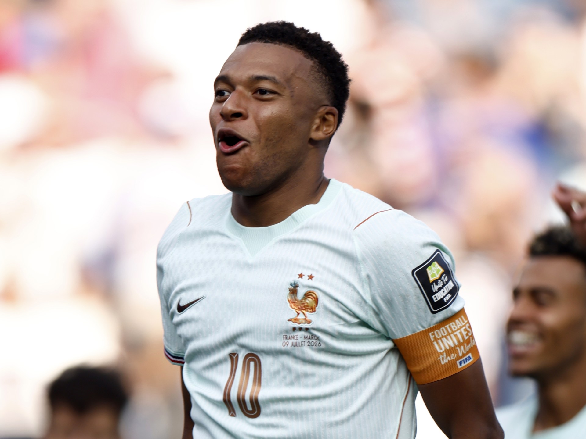 مبابي.. البطل الخارق يطمئن الجماهير الفرنسية بعد الخروج مصابا