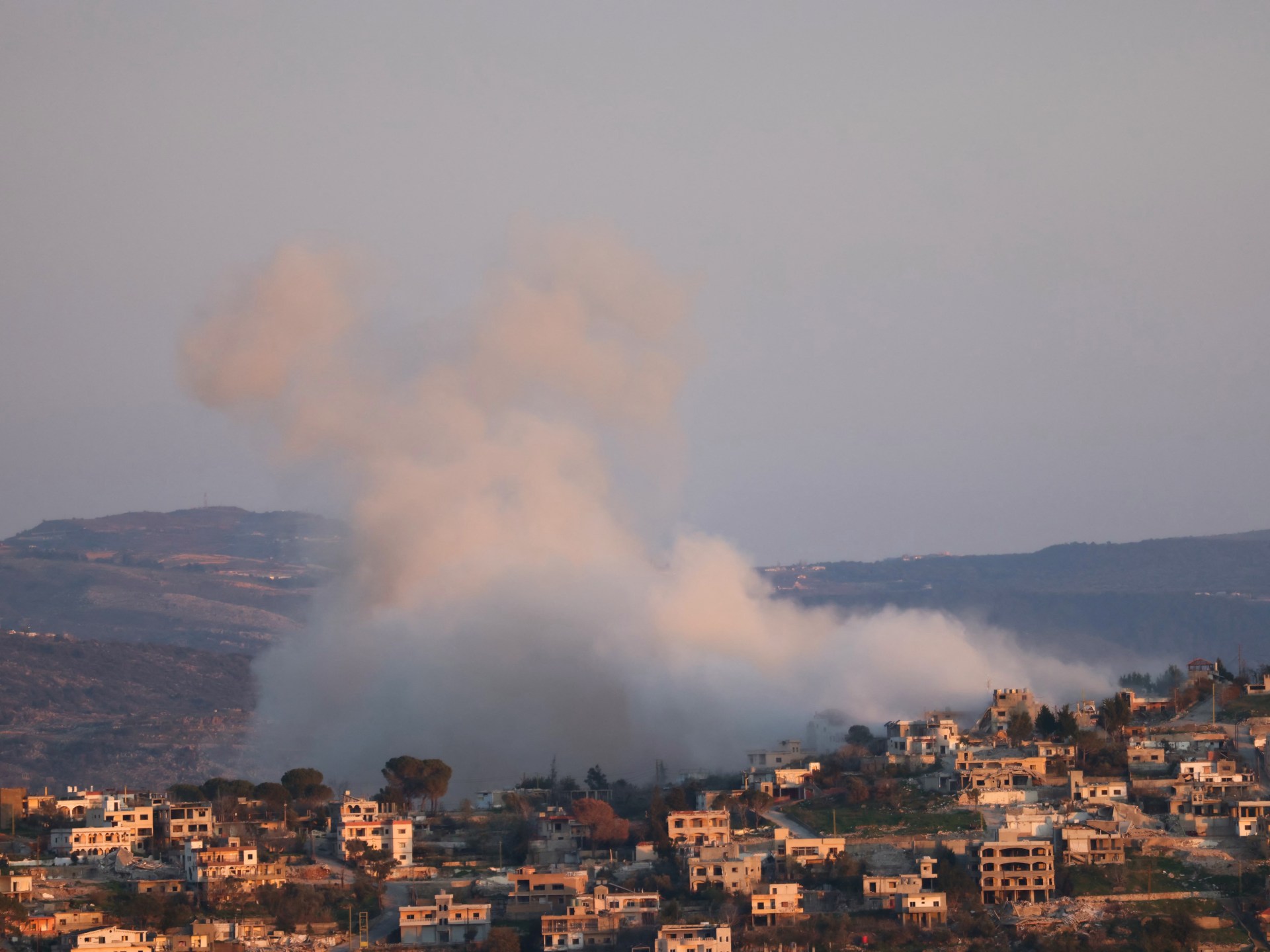 حزب الله يصد توغلات إسرائيلية وتل أبيب تلوح بتوسيع المنطقة العازلة