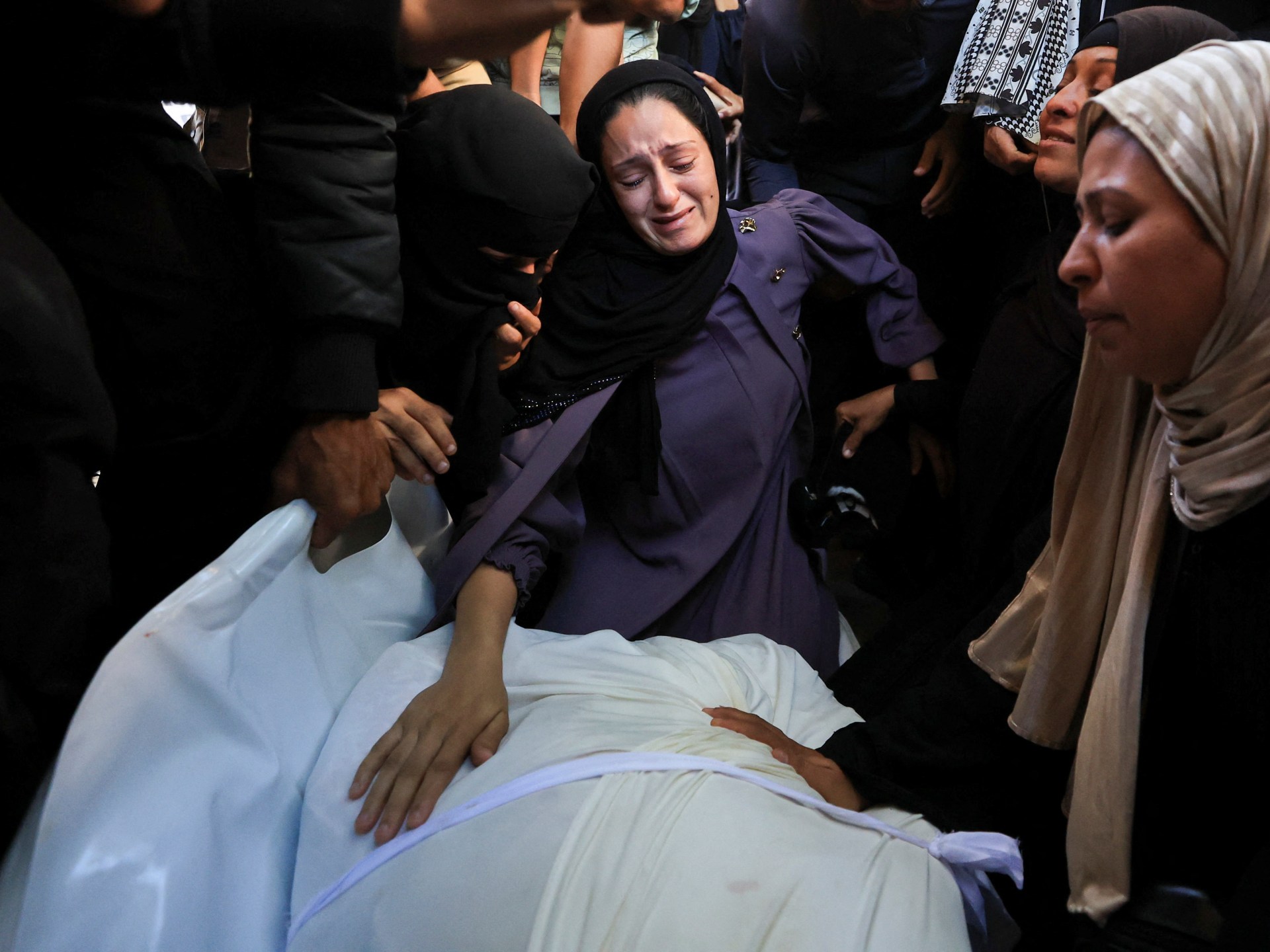 شهداء ومصابون بنيران الاحتلال في غزة وتحذيرات من تجدد المجاعة