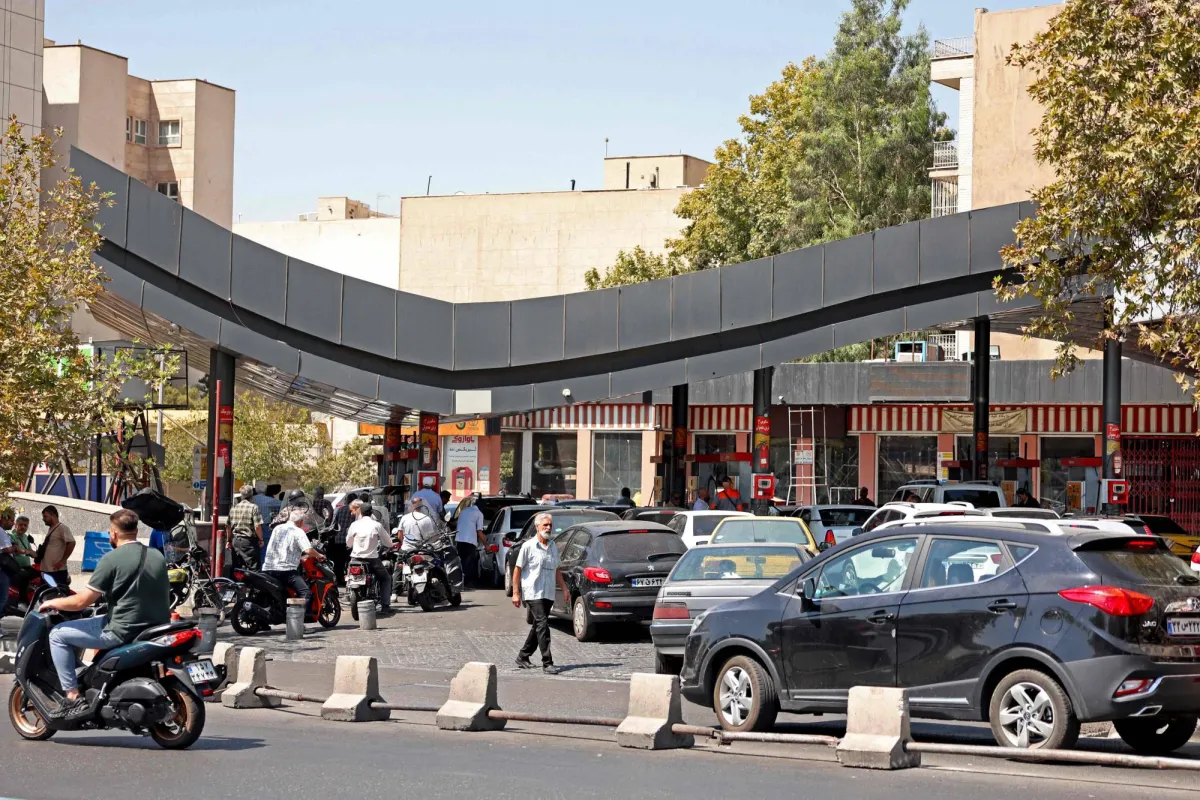 إيران تضاعف سعر البنزين الحر وسط ضغوط الحرب