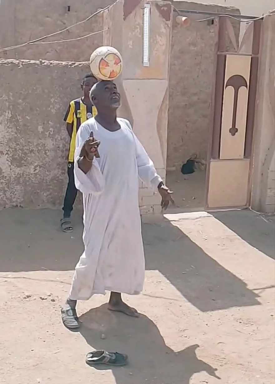 صورة وفيديو.. بــالج صورة وفيديو.. بــالجلابية مسن سوداني يستعرض مهاراته في كرة القدم ويبهر الحاضرين