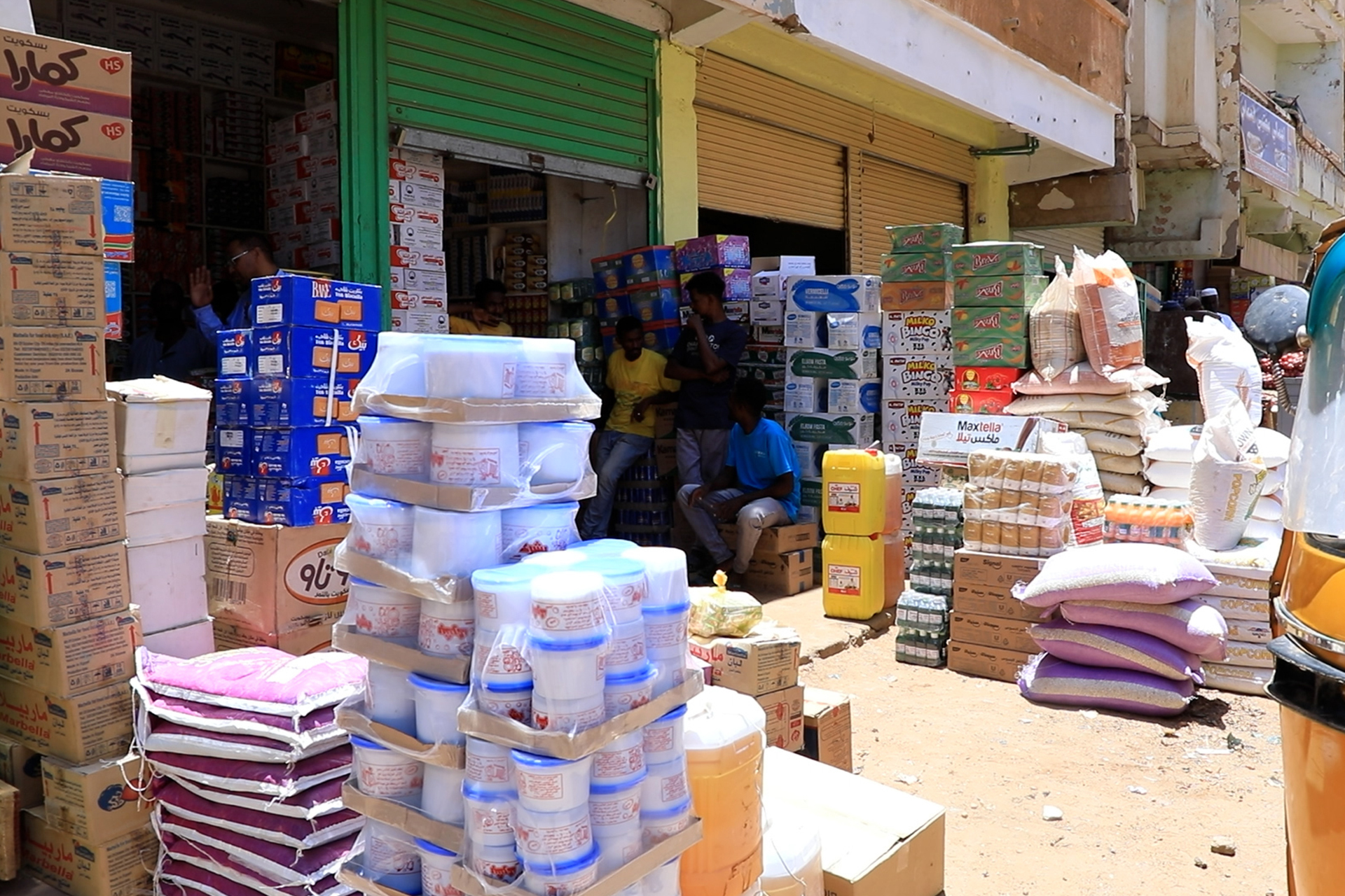 الجزيرة نت ترصد عودة الحياة إلى طبيعتها في سوق أم درمان