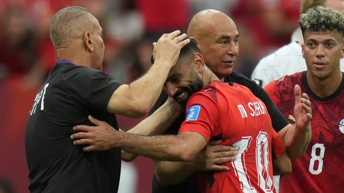 يلعب بحرية لكن بنظام.. مدرب مصر يشيد بصلاح في دوره الجديد