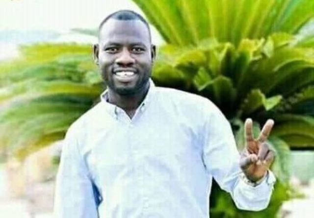 شاهد بالفيديو.. بعد ظهوره وهو يقاتل مع جنود الدعم السريع.. أيقونة الثورة دسيس مان يصرح: أعاني من ضغوطات نفسية ومعنوية وساخرون: طيب والقضية تستمر كيف مع ضغوطاتك دي