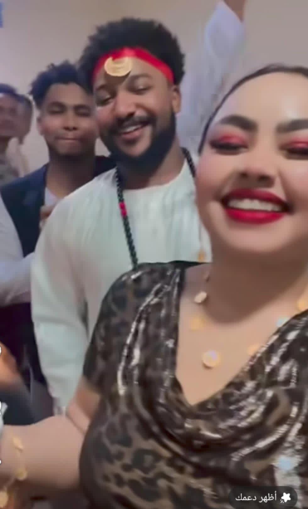 شاهد بالصورة والفيديو.. حسناوات سودانيات يشعلن حفل جرتق بلوغر معروف بعد ظهورهن بأزياء مثيرة للجدل020 شاهد بالصورة والفيديو.. حسناوات سودانيات يشعلن حفل جرتق بلوغر معروف بعد ظهورهن بأزياء مثيرة للجدل