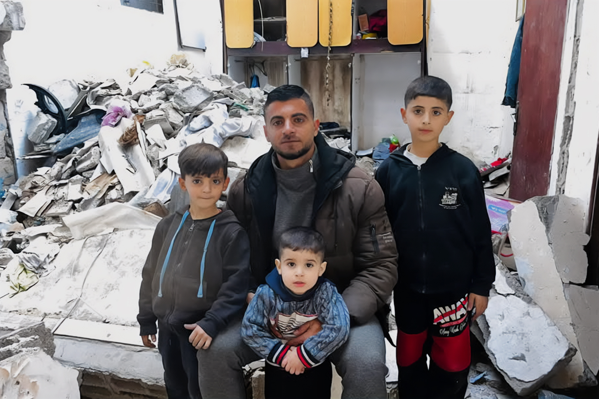 في غزة.. أب ذهب يبحث عن ملاذ آمن ليجد عائلته تحت الأنقاض020 في غزة.. أب ذهب يبحث عن ملاذ آمن ليجد عائلته تحت الأنقاض