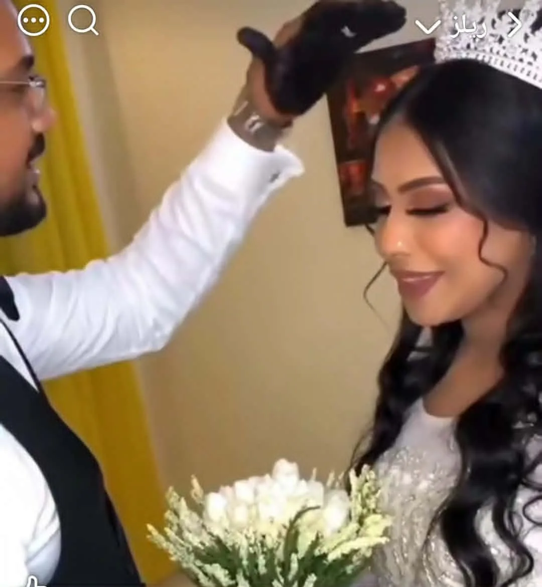 صورة وفيديو.. عريس س صورة وفيديو.. عريس سوداني يحصن عروسته بآيات قرآنية قبل توجههما لحفل الزفاف