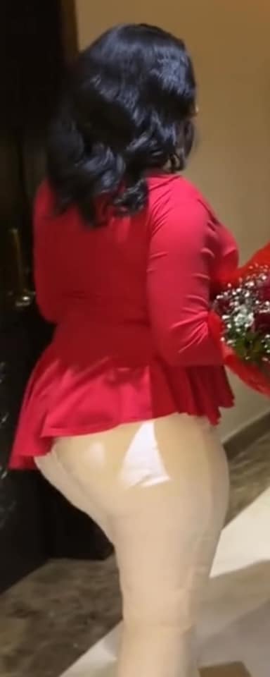 شاهد بالصورة والفيديو.. بأزياء فاضحة .. المودل والراقصة السودانية آية أفرو تحتفل بــالفلنتاين وتستقبل الهدايا داخل أحد الفنادق بالمملكة