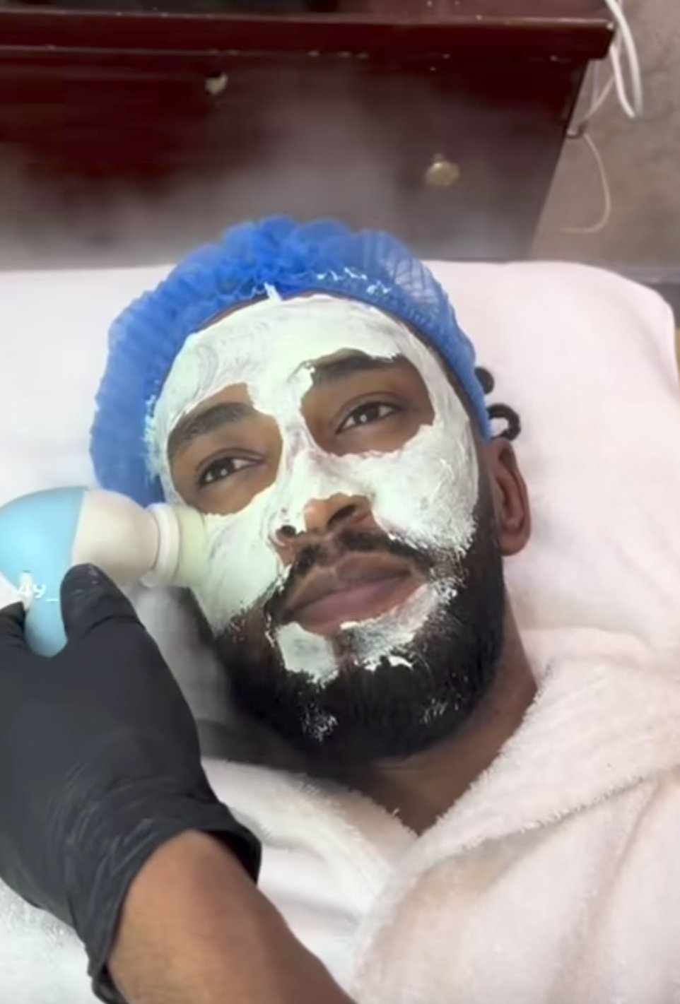 شاهد بالصورة والفيديو.. الفنان محمد بشير يستعد للموسم داخل إحدى صالونات التجميل والعناية بالبشرة بالقاهرة020 شاهد بالصورة والفيديو.. الفنان محمد بشير يستعد للموسم داخل إحدى صالونات التجميل والعناية بالبشرة بالقاهرة