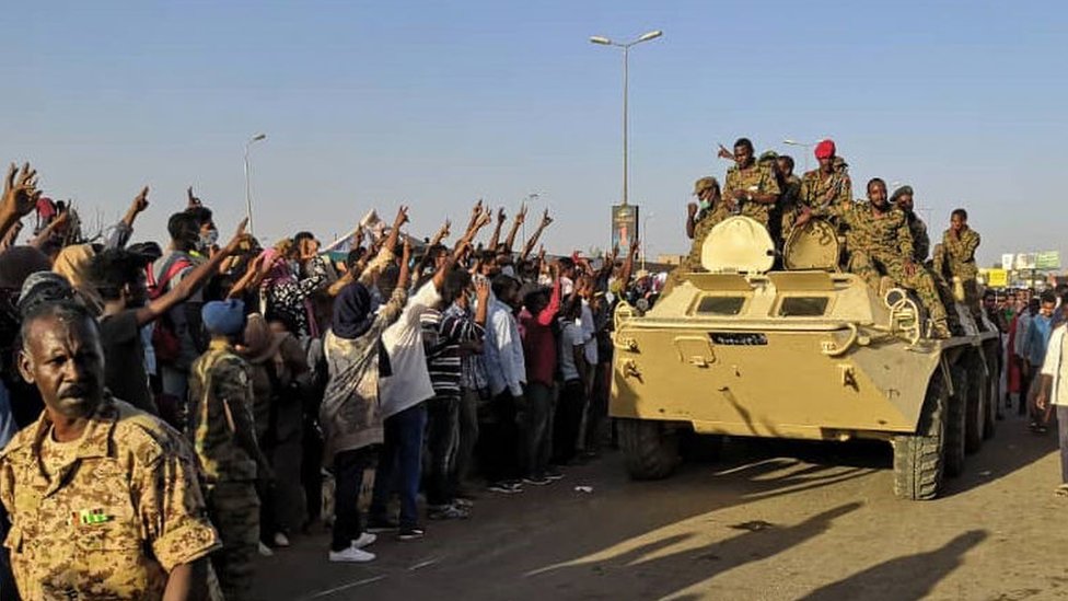 بالفيديو.. سيدة سودانية تبكي فرحة وتدخل في حالة هستيرية بعد دخول الجيش منطقتهم الجريف غرب لأول مرة منذ بداية الحرب: الحمدلله صبرنا ونلنا