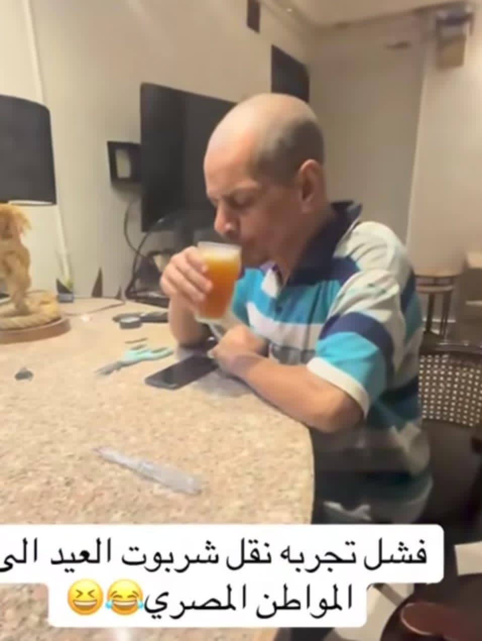 شاهد بالصورة والفيديو.. وسط ضحكات المتابعين.. ناشط سوداني يوثق فشل نقل تجربة الشربوت السوداني للمواطن المصري020 شاهد بالصورة والفيديو.. وسط ضحكات المتابعين.. ناشط سوداني يوثق فشل نقل تجربة الشربوت السوداني للمواطن المصري