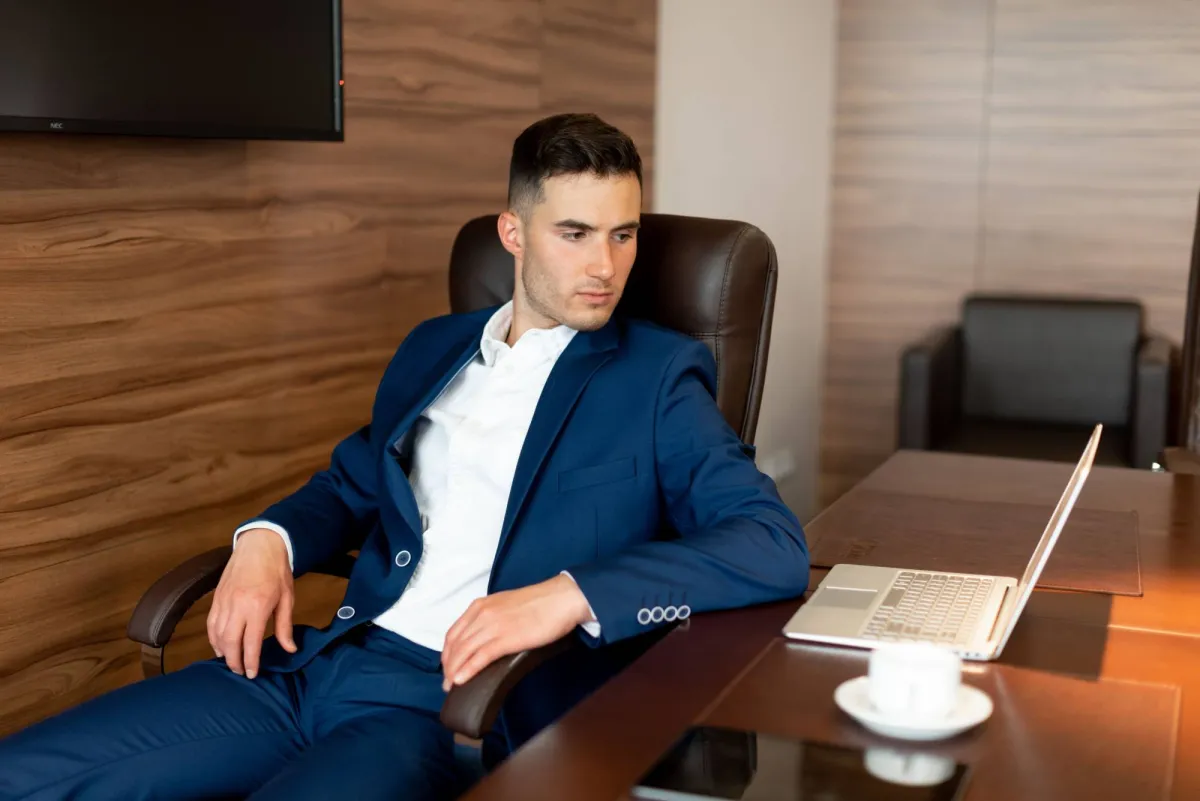 هل تجلس معظم يومك 7 مخاطر صحية قد تواجهك