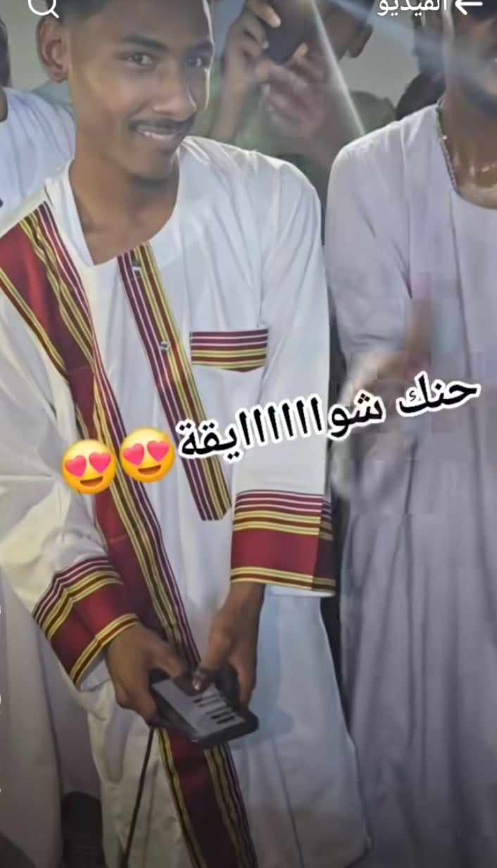 شاهد بالصورة والفيديو.. عريس شايقي يعزف الطمبور عبر هاتفه.. يشعل حفل زواجه والحاضرون يتفاعلون مع إبداعاته برقصات هستيرية020 شاهد بالصورة والفيديو.. عريس شايقي يعزف الطمبور عبر هاتفه.. يشعل حفل زواجه والحاضرون يتفاعلون مع إبداعاته برقصات هستيرية