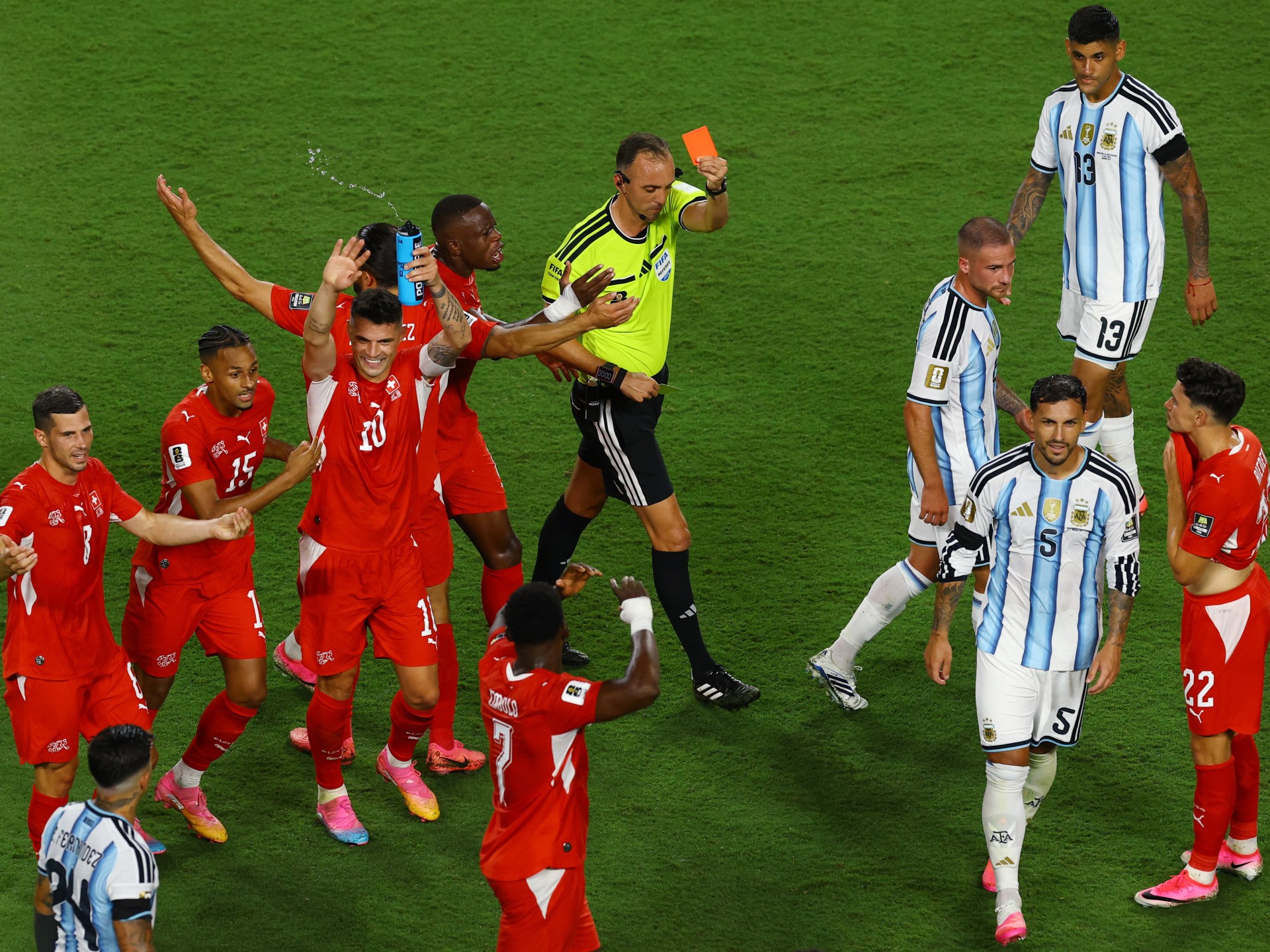 ما هو قانون الهوية الخاطئة الجديد الذي طرد لاعب سويسرا أمام الأرجنتين