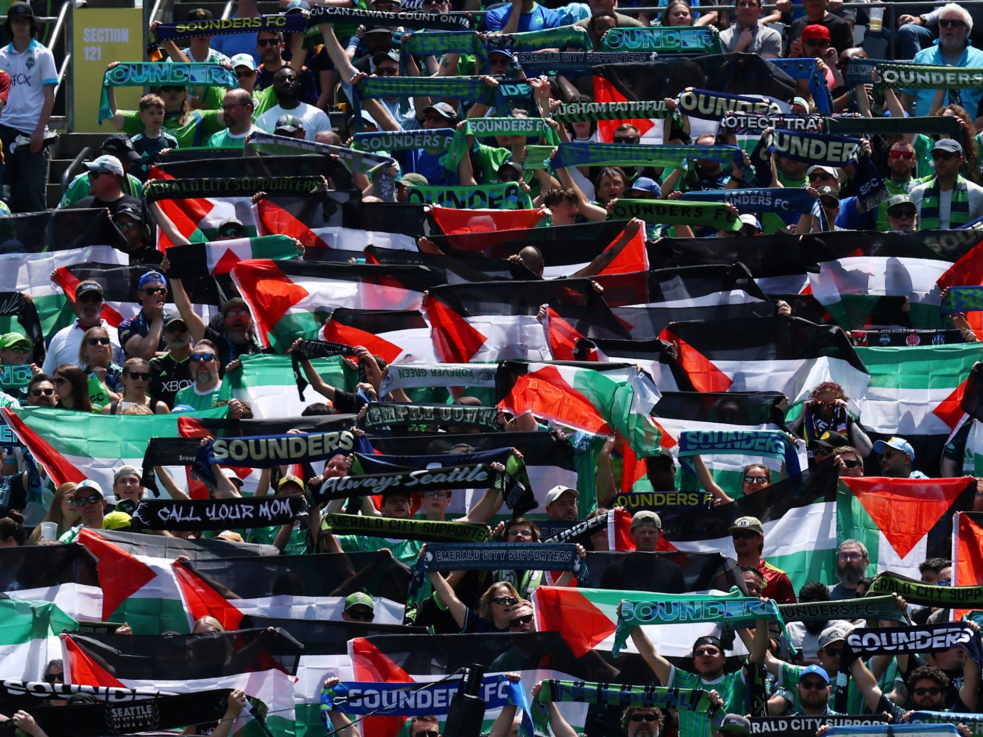 مواجهة علمي فلسطين وإسرائيل تخطف الأضواء في مدرجات قمة مصر والأرجنتين