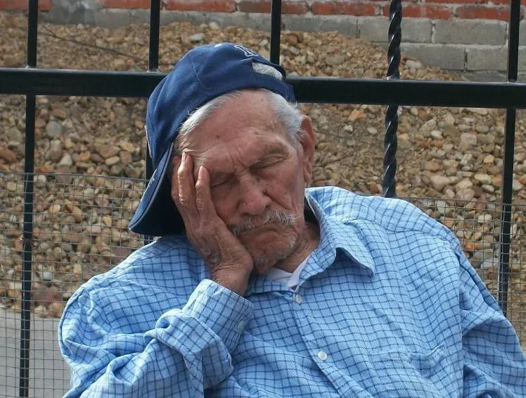 لماذا يتراجع النوم بعد الستين وكيف يمكن تحسينه