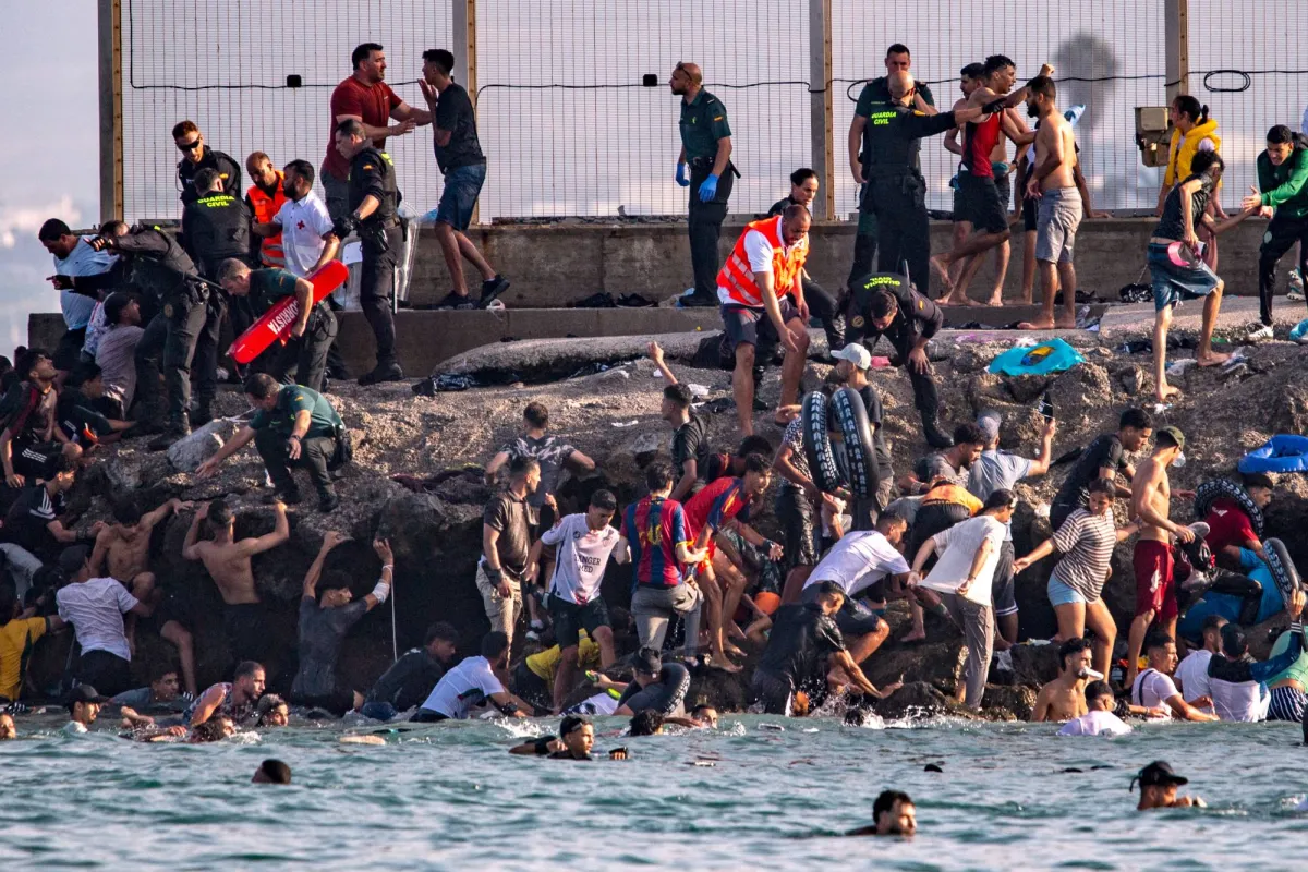 الشرطة الإسبانية: آلاف المهاجرين عبروا الحدود بين المغرب وسبتة خلال الليل
