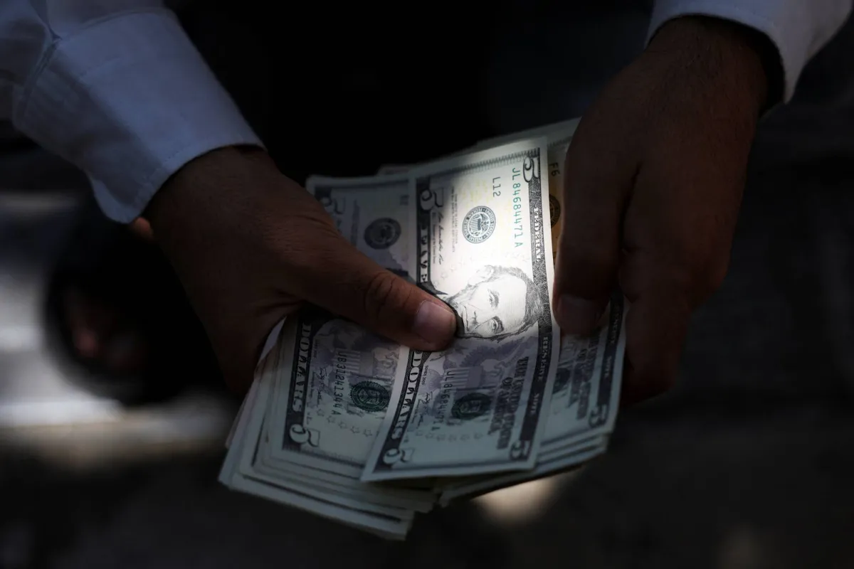 الدولار يقترب من أعلى مستوى في شهرين مع صعود عوائد السندات
