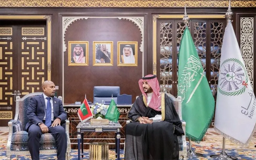 وزير الدفاع السعودي يبحث مع نظيره المالديفي التعاون الدفاعي