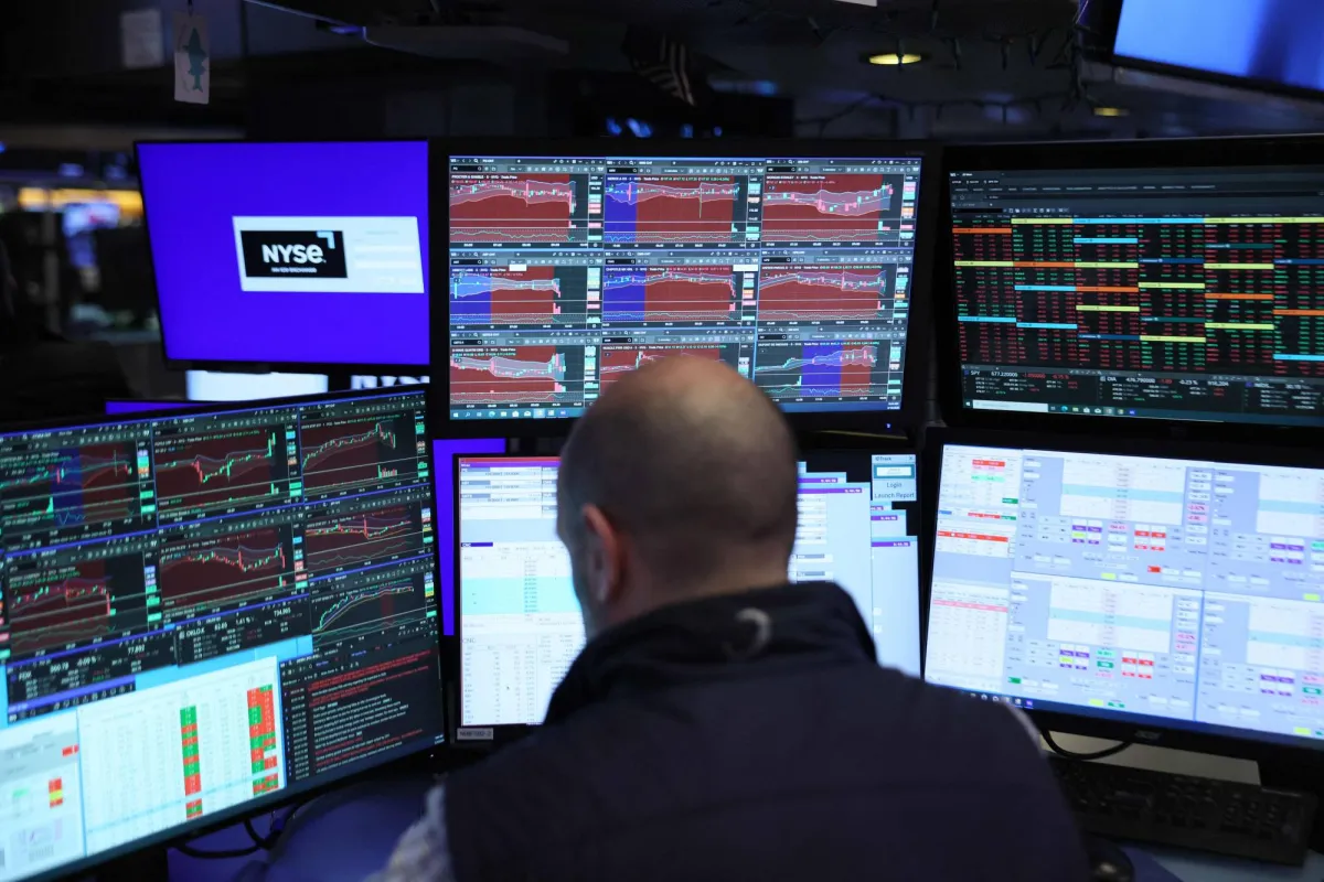 قفزة النفط تهبط بالعقود الآجلة الأميركية... وتهدد خطط الفيدرالي