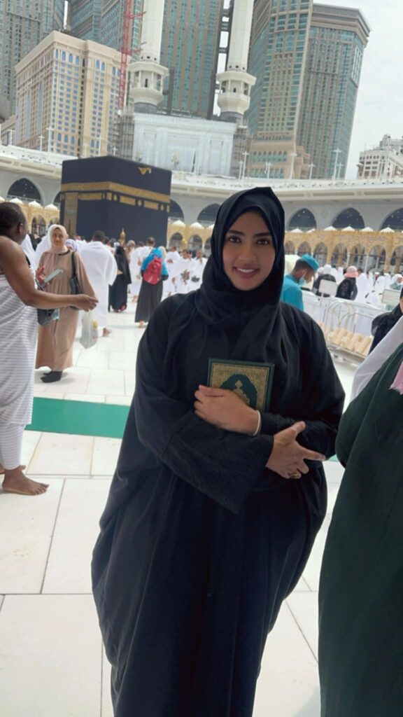شاهد بالفيديو.. حسناء الإعلام السوداني تؤدي مناسك العمرة وتظهر أعلى جبل أحد020 شاهد بالفيديو.. حسناء الإعلام السوداني تؤدي مناسك العمرة وتظهر أعلى جبل أحد