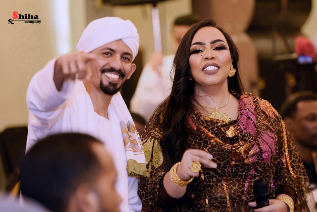 شاهد بالفيديو.. الفنان على الشيخ يهدي صديقته المطربة هدى عربي هدية عبارة عن خاتم من الذهب الفاخر والسلطانة تشكره نورتوني وشرفتوني جدا