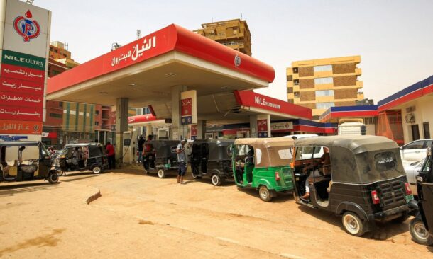 الطاقة: باب المندب والتطبيقات البنكية وراء الازدحام في المحطات والوقود متوفر