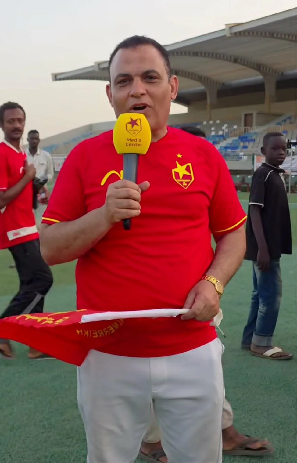 صورة وفيديو.. مواطن مصري عاشق لنادي المريخ يحرص على متابعة مباراة الأحمر من داخل استاد كوبر ويتوقع نتيجة المباراة قبل بدايتها