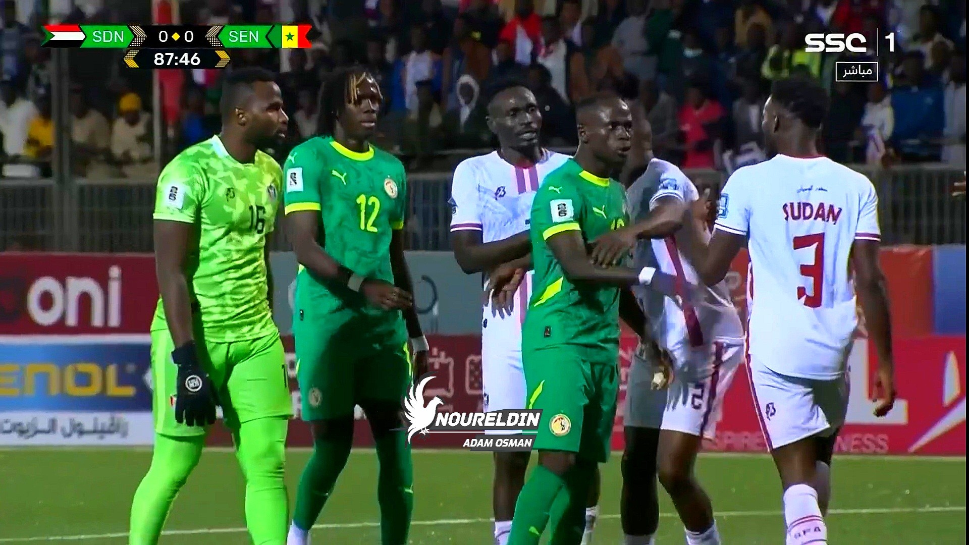 شاهد بالفيديو.. الجمهور السوداني المتواجد داخل الملعب يداعب نجم السنغال ساديو ماني: الكبسة تسببت في زيادة وزنك