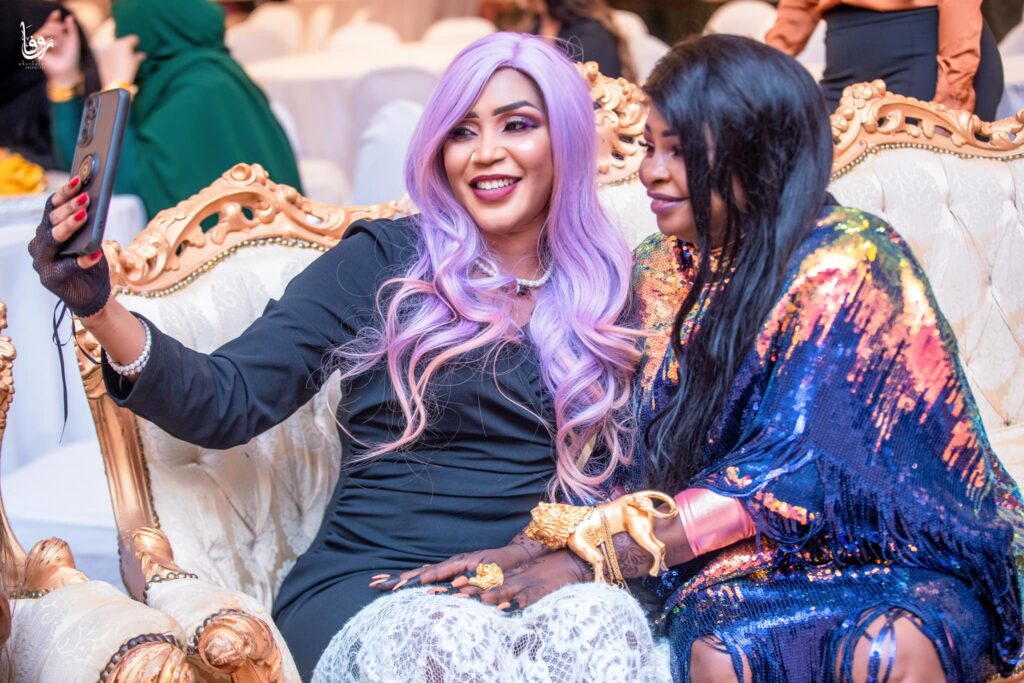 شاهد بالفيديو.. الفنانة السودانية المثيرة للجدل منى ماروكو تفتي: الباروكة حجاب زي الطرحة والغناء ما حرام020 شاهد بالفيديو.. الفنانة السودانية المثيرة للجدل منى ماروكو تفتي: الباروكة حجاب زي الطرحة والغناء ما حرام