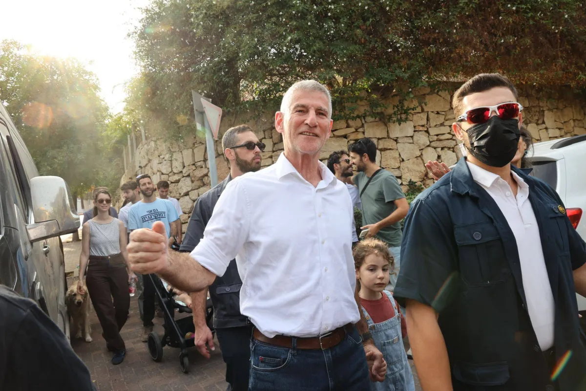 زعيم اليسار الإسرائيلي يدعو إلى تعاون المعارضة مع الأحزاب العربية للإطاحة بنتنياهو