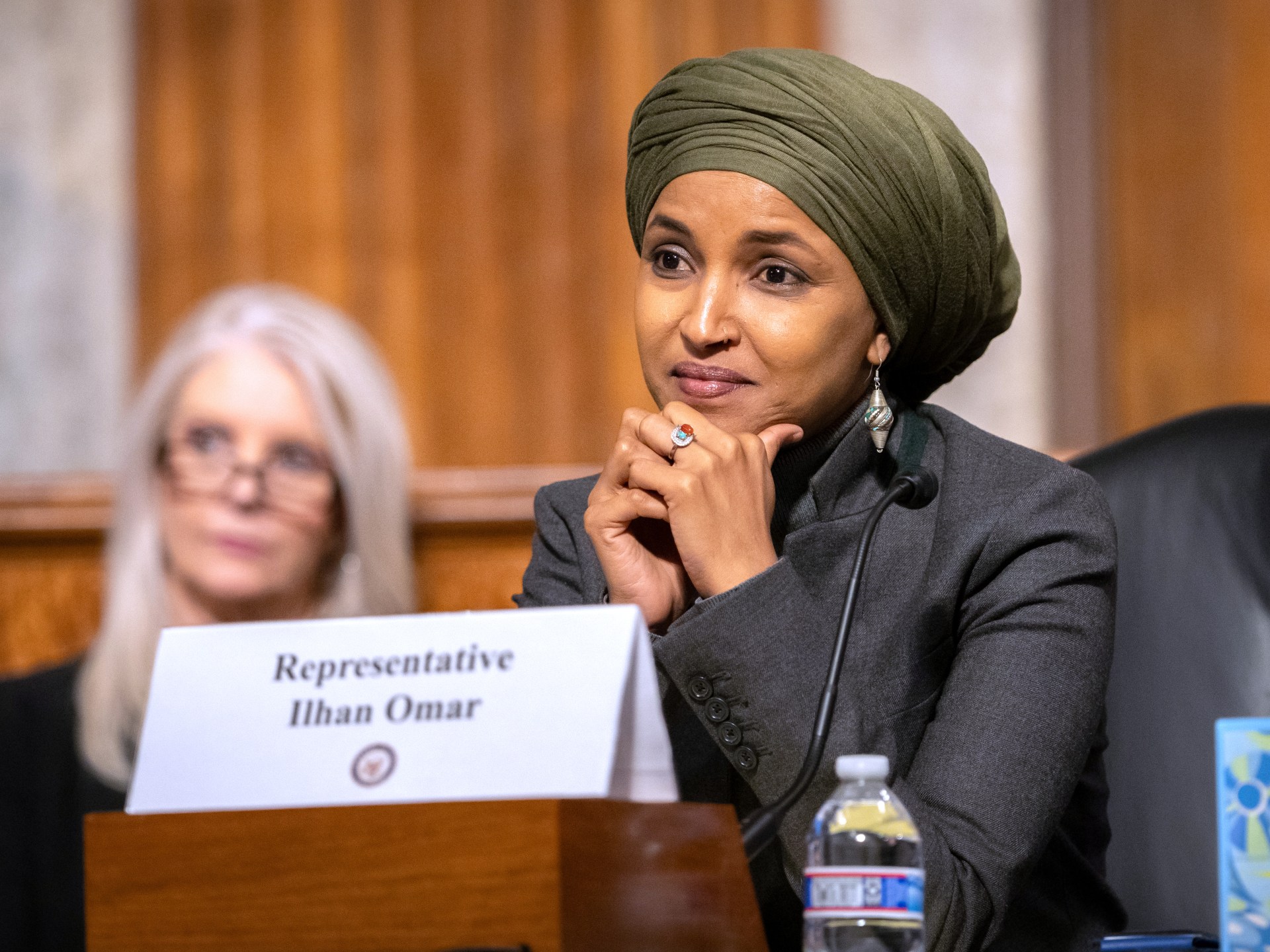 مداهمة منزل إلهان عمر تنعش حملتها الانتخابية بتدفق هائل للتبرعات