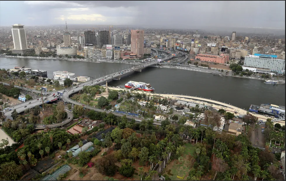 تحقيق في حادثة سقوط طائرة تدريب مدنية بمصر