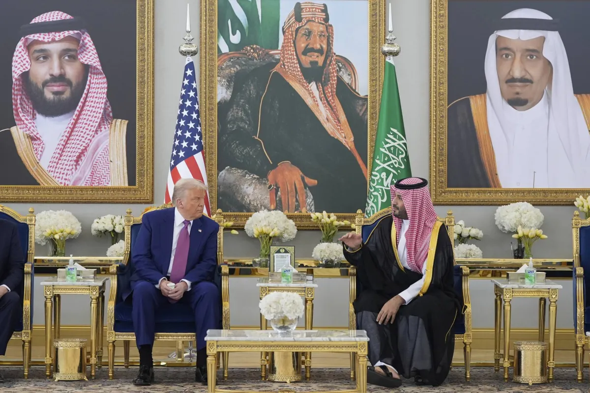 محمد بن سلمان يستقبل ترمب لدى وصوله إلى الرياض020 محمد بن سلمان يستقبل ترمب لدى وصوله إلى الرياض