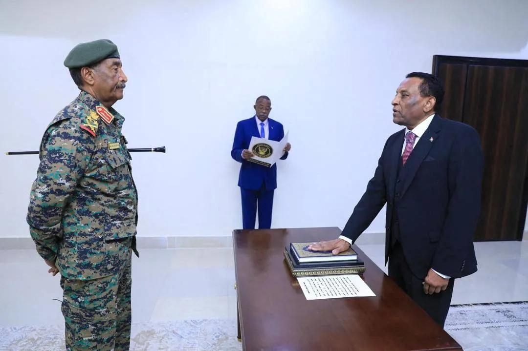 كامل إدريس يؤدي اليمين الدستورية رئيسا لوزراء السودان