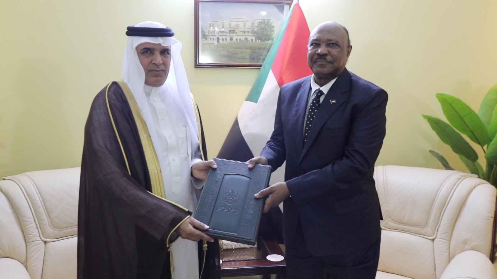 وزير الخارجية يتسلم أوراق اعتماد السفير السعودي بالسودان  