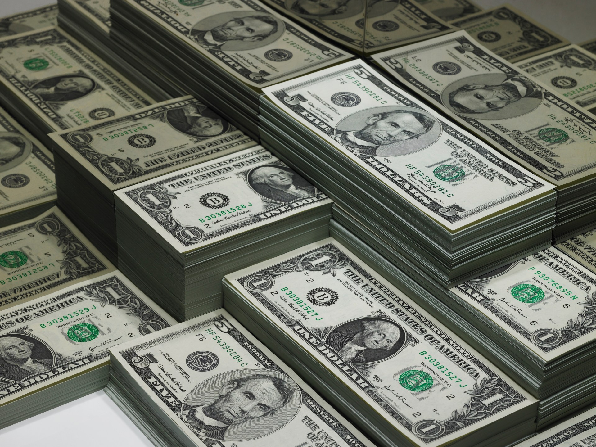 250 عاما.. كيف حكم الدولار العالم وهل يقترب من نهايته