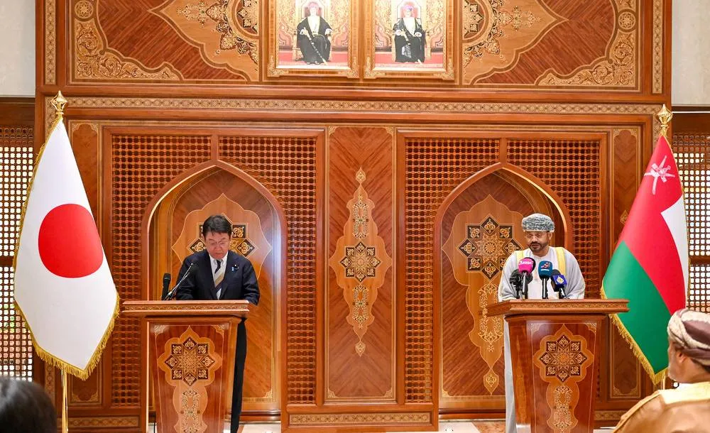 عمان واليابان لتحقيق أمن مستدام بالمنطقة وحرية الملاحة في هرمز وباب المندب